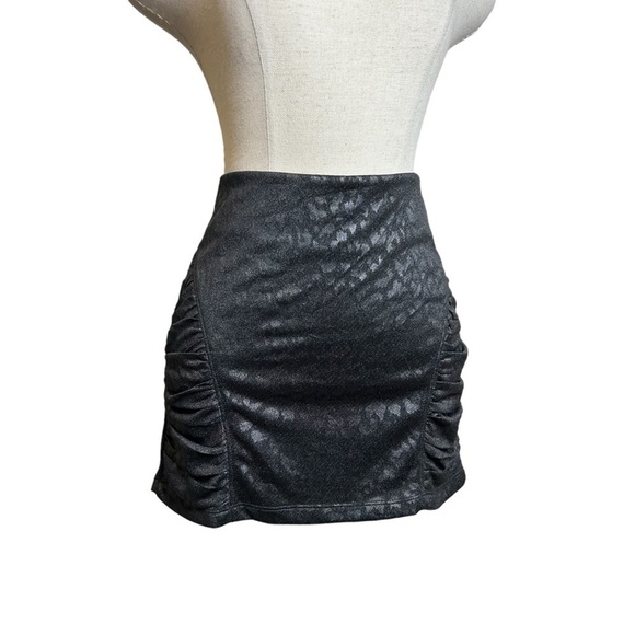 2/$30 2B Bebe Black on Black Animal Leopard Printed Ruched Mini Skirt Size Small - Picture 5 of 13
